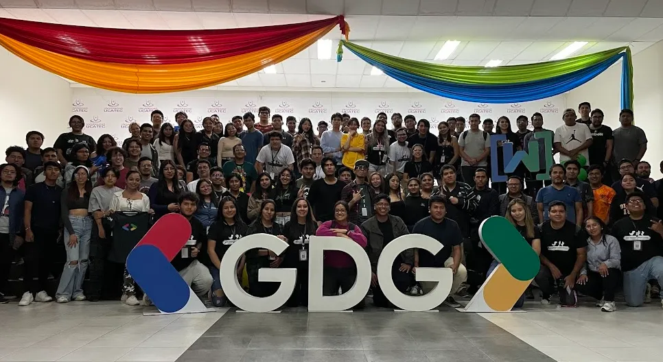 La comunidad de GDG Cochabamba junto al logo de GDG